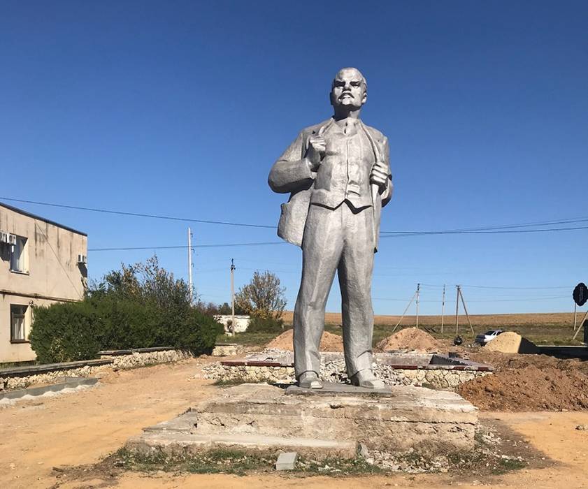 Погода ленино крым. Памятник Ленину в Бахчисарае. Поселок Ленино Крым. Памятник Ленину пгт Советский Крым. Угловое Бахчисарай.