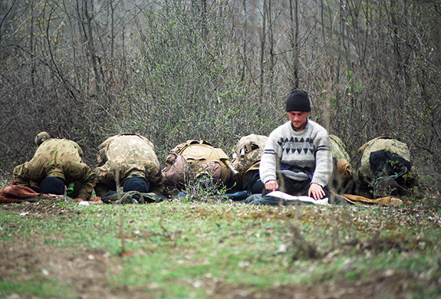 Лагерь чеченских вооруженных формирований в горах. Чечня, март 1995 года