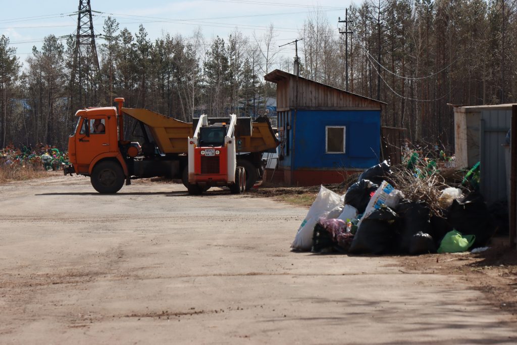 С городских кладбищ Братска вывезли свыше 110 тонн мусора