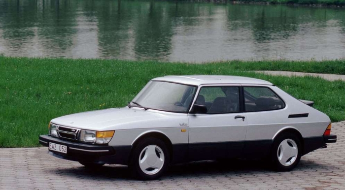 Saab 900 - популярный автомобиль из Швеции.