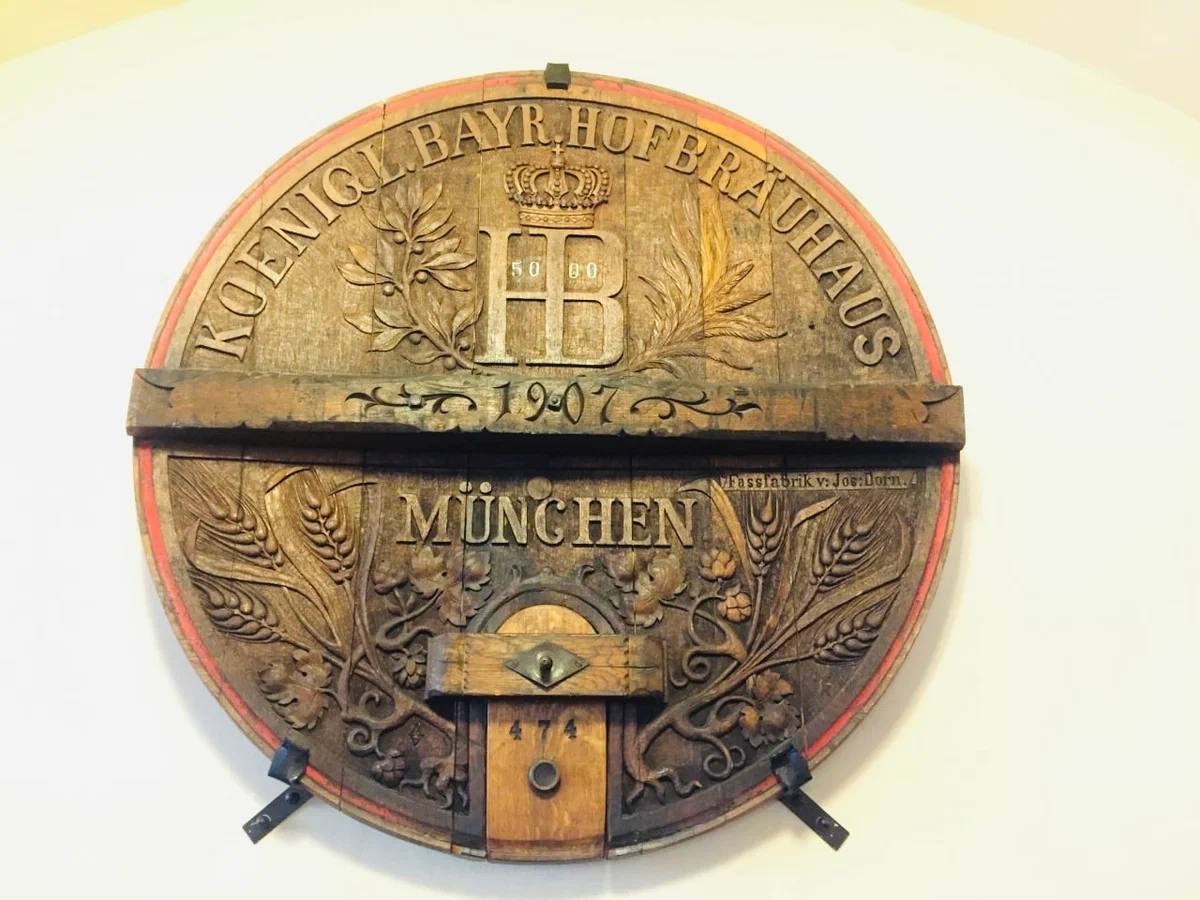 Пивной ресторан Хофбройхаус имеет свои гимн и герб