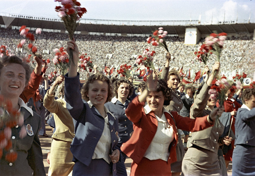 Хрущевская оттепель на деле: 34 000 иностранцев на фестивале в Москве в 1957 году