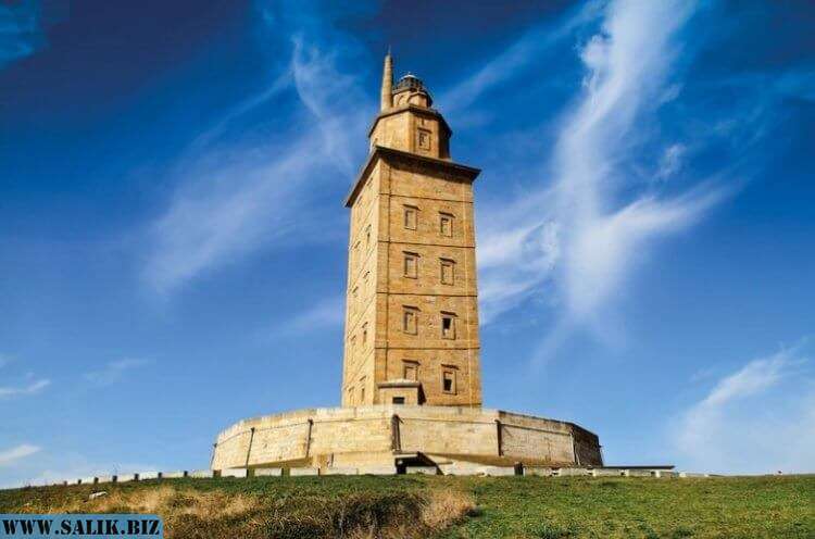 Башня Геркулеса в Ла-Корунья, Испания, считается самым старым действующим маяком в мире, она датируется концом первого века.