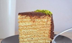 Фото к рецепту: МЕДОВЫЙ ТОРТ С НЕЖНЫМ КРЕМОМ 