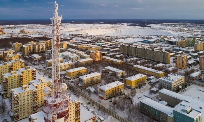 Из-за затяжной зимы и недостатка солнечного света дома здесь красят в яркие цвета, чтобы люди не впадали в депрессию / Фото: 5-tv.ru