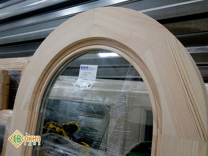 Арочные окна ОСП и входная дверь в бане-бочке