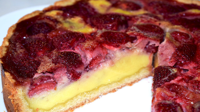 Вкусный, нежный и воздушный пирог с клубникой в сметанной заливке