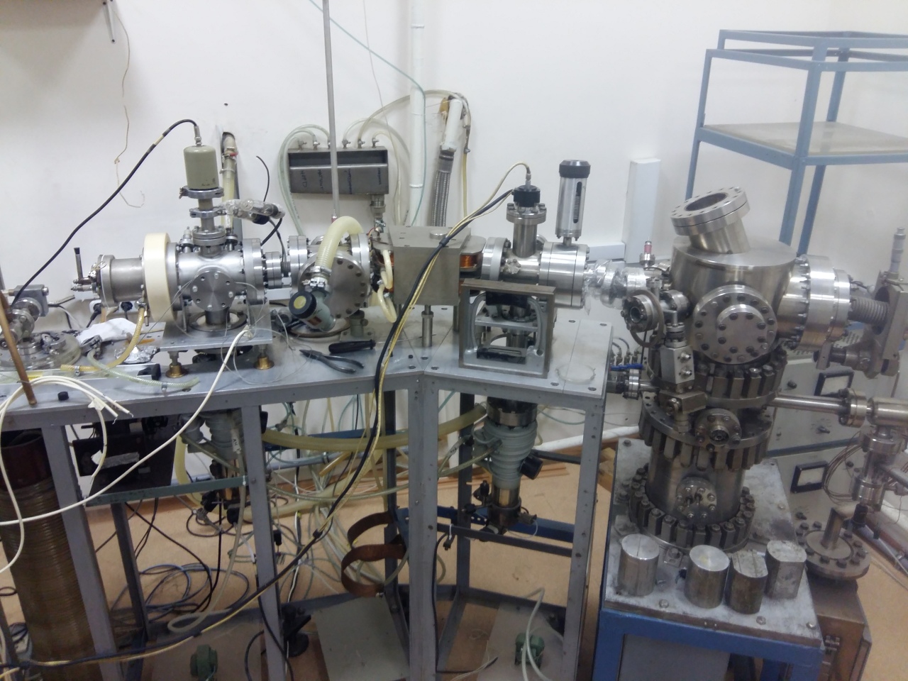 экспериментатор глюк на большом лабораторном столе проводил испытания модели вездехода