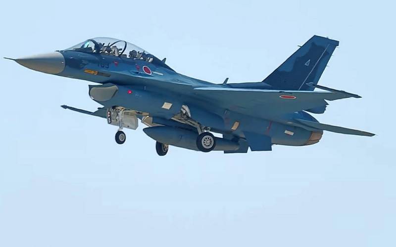 Японский истребитель начал разваливаться в воздухе во время перехвата иностранного самолета