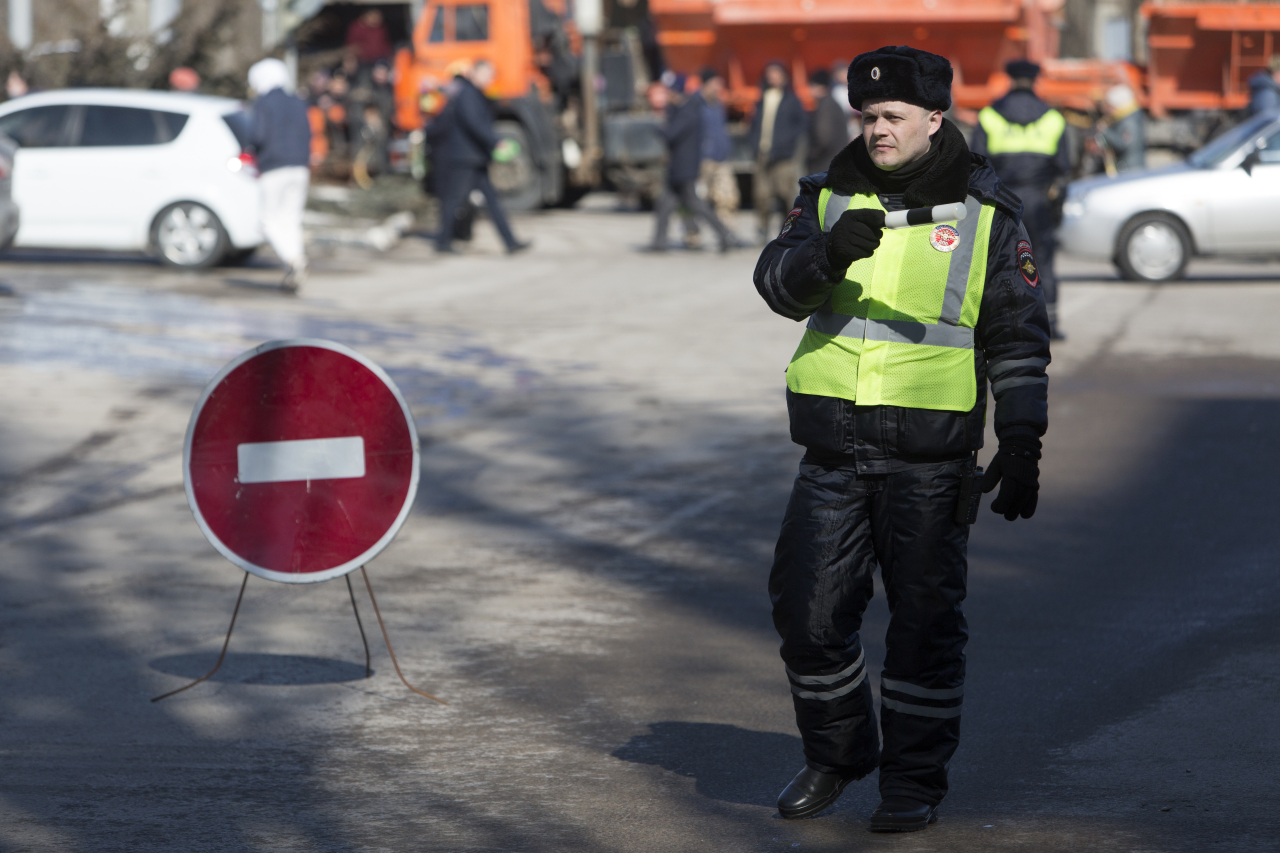 На северо-востоке Москвы перекрыто движение из-за опрокинувшегося на проезжую часть грузовика