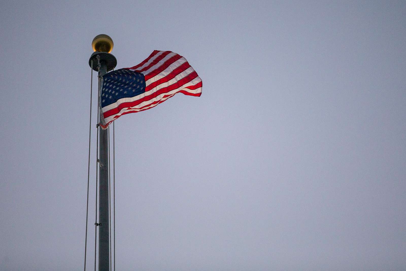 Марины США поднимают американский флаг в вечернее время - Национальные архивы США и DVIDS Поиск в мировом общественном достоянии