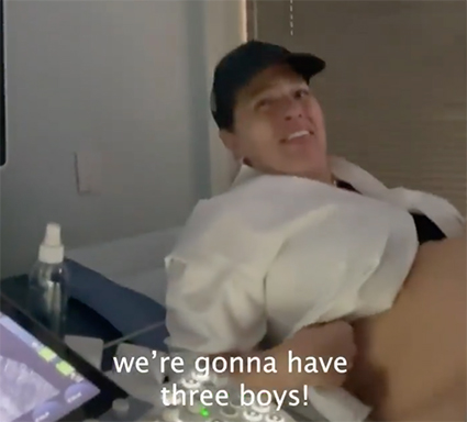 Эшли Грэм призналась, что беременна двойней: 