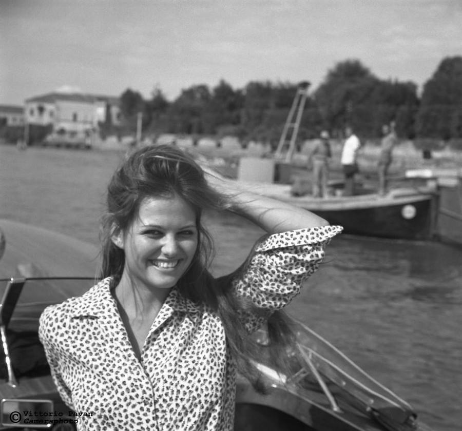 Редкие фотографии известных людей, отдыхающих в Венеции в 1950-60-е годы 17