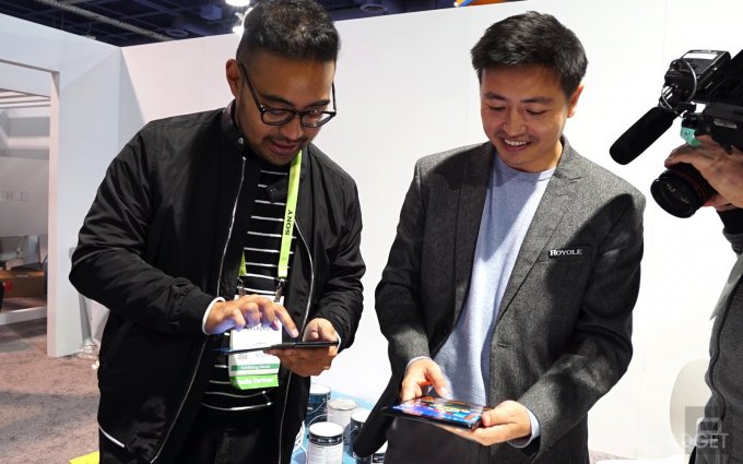 На CES 2019 привезли новый складной смартфон с гибким экраном ces 2019