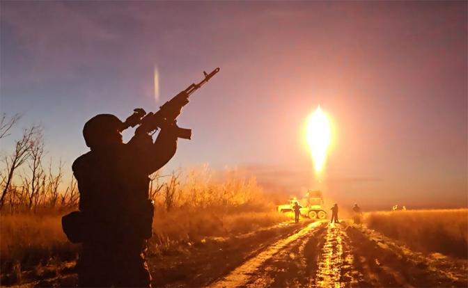 На фото: залповый огонь системы «Град» в зоне проведения СВО.