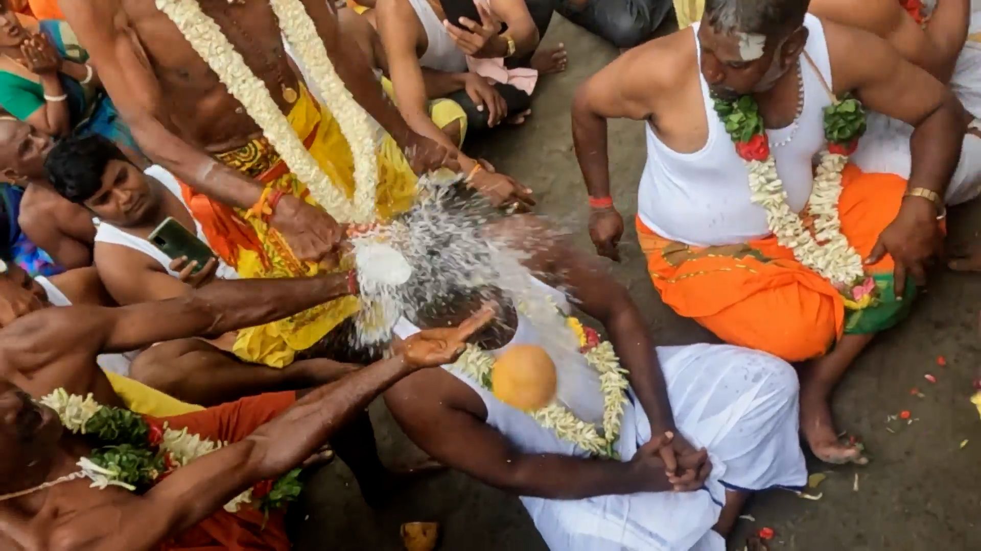 Верующие Тамилнада разбили о свои головы свыше тысячи орехов Видео,Репортажи,ФАН-ТВ