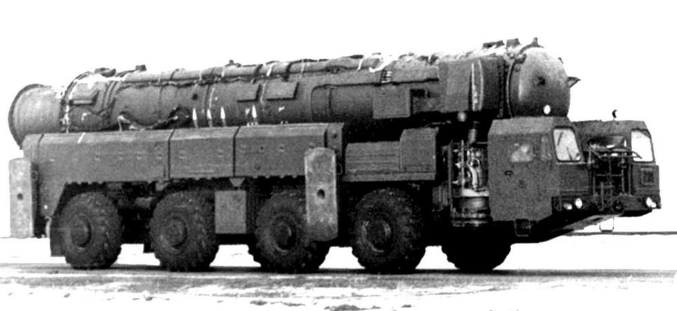 Макет компактного ракетного комплекса «Скорость» средней дальности