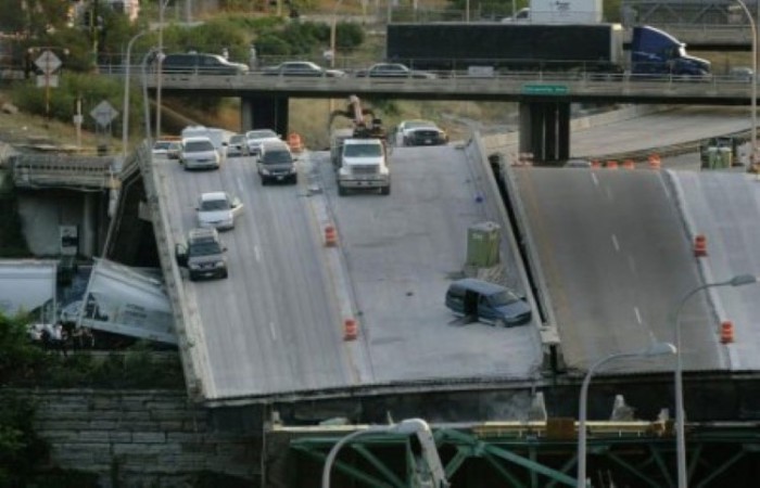 Из-за устаревшей конструкции часть моста автострады разрушилась в час пик, в результате чего несколько машин съехали в реку Миссисипи. 13 человек погибло еще 145 получили ранения.