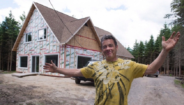 Новоиспеченный канадец, построивший дом на дармовой земле (Канада). | Фото: russianweek.ca.