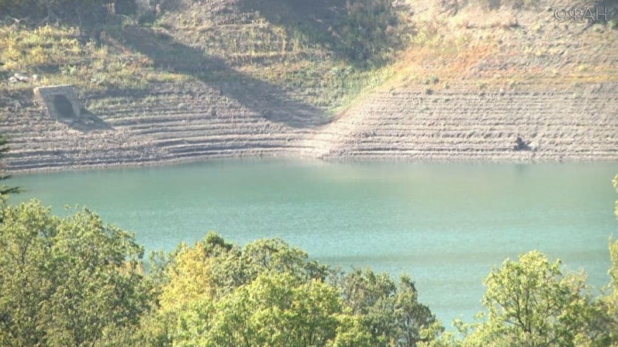 Пока Алушта получает воду по графику, местное водохранилище теряет 160% воды