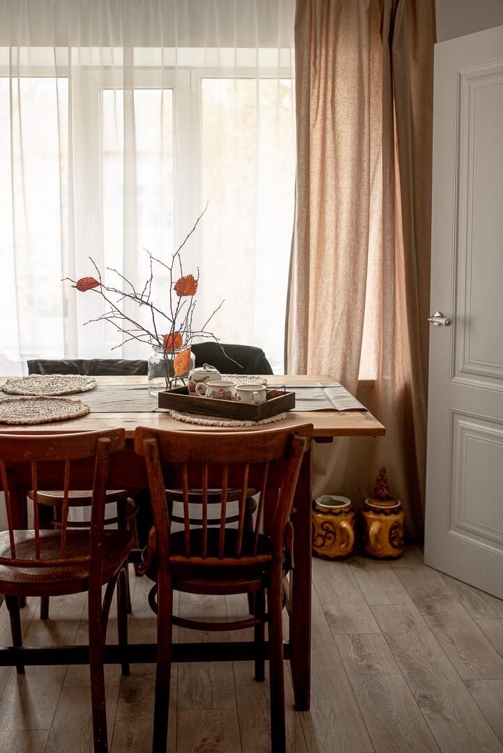 Обеденный стол находится в гостиной (кухня слишком маленькая и служит рабочим пространством для приготовления еды)