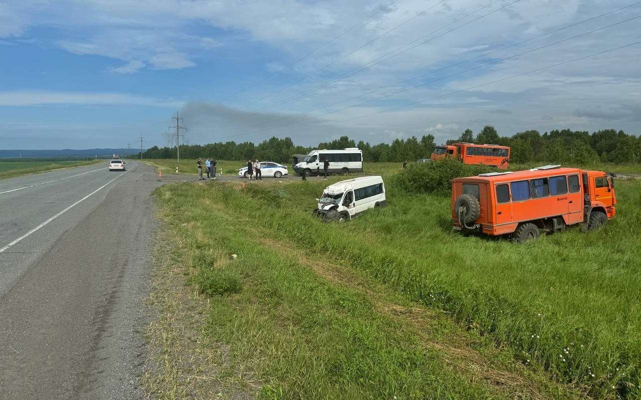 Автобус с пассажирами и КАМАЗ столкнулись в Красноярском крае
