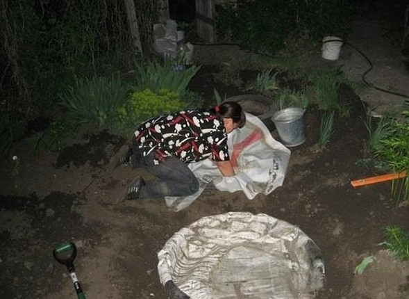 Соседка выкопала три ямы на заднем дворе… Я долго ломала голову, пока не увидела результат!