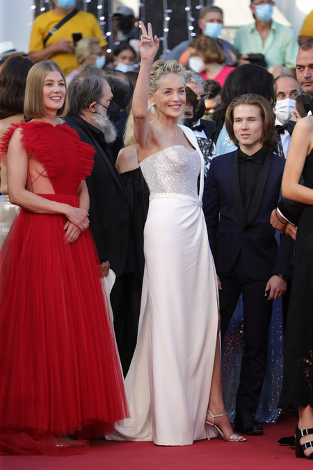 Шэрон Стоун с сыном, Тильда Суинтон, Розамунд Пайк и другие на закрытии Каннского кинофестиваля Шэрон Стоун с сыном, Тильда Суинтон, Розамунд Пайк и другие на закрытии Каннского кинофестиваля Звезды,Красная дорожка