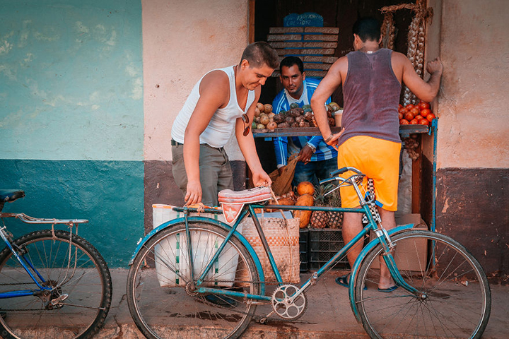 i-spent-20-days-in-cuba-documenting-the-life-of-local-people-25__880