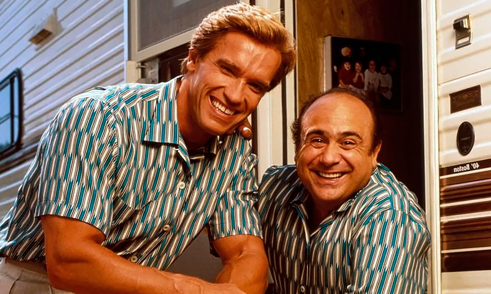 В детстве для меня был необычно увидеть Арнольда Шварценеггера в комедийном фильме "Близнецы".