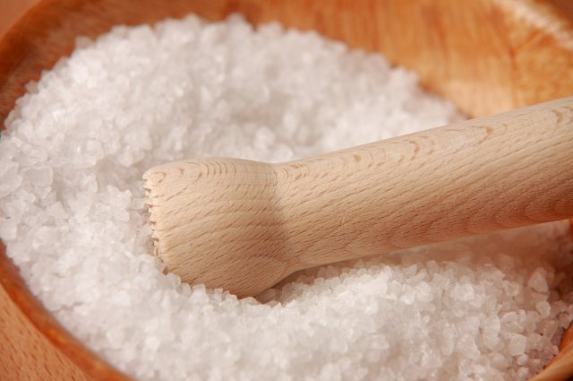 Диетолог Гинзбург посоветовал пожилым людям заменить соль пряностями