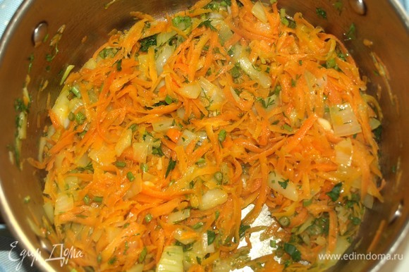 Готовим суп на 3 порции. Морковь, лук, чеснок очистить. Морковь натереть на крупной терке, лук нашинковать на свой вкус, чеснок порубить. Разогреваем в кастрюле растительное и сливочное масло. Добавляем овощи, томим до мягкости моркови, примерно 10 минут. Изредка перемешиваем. Добавляем рубленую зелень, соль, перец. Томим 1 минуту.