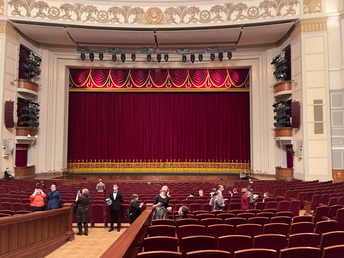 Главнейшая достопримечательность Новосибирска, предмет гордости всех местных жителей – это Оперный театр. Действительно, есть, чем гордиться - здание примечательное, и необычное.-3-4
