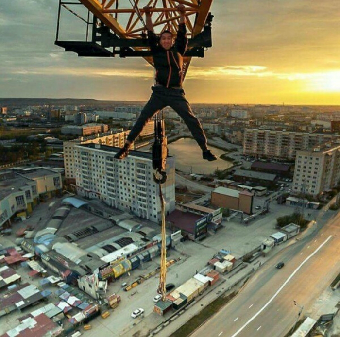 Смельчак забрался на башенный кран. Смельчак забрался на башенный кран.