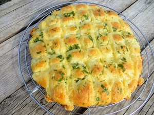 Фото к рецепту: Чесночно-сырная лепёшка Фото к рецепту: Чесночно-сырная лепёшка