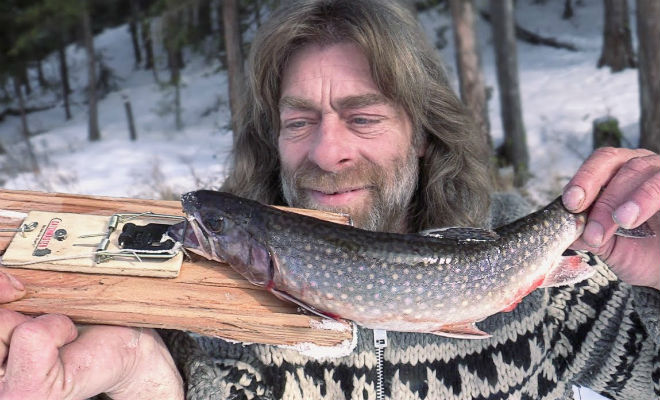 Канадский рыбак показал, как ловит рыбу зимой мышеловкой. Видео
