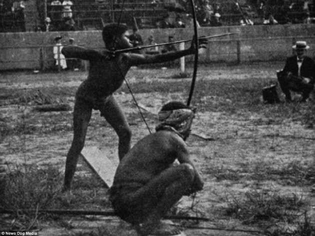 На этом снимке коренные жители участвуют в стрельбе из лука в 1904 году в Сент-Луисе, штат Миссури, на мероприятии под названием Savage Olympics (Дикая Олимпиада).