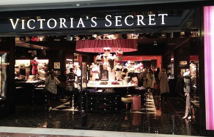 Изначально «Victoria's Secret» предназначалась для мужчин. Изначально «Victoria's Secret» предназначалась для мужчин.
