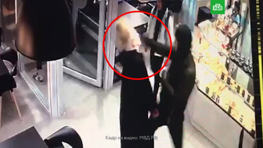 Неформала задержали. Избиение девушки в Питере. Нападение на девушку в Санкт-Петербурге.