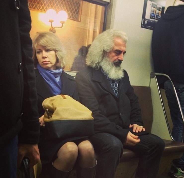 Карл Маркс едет в метро в мире, двойники, знаменитость, люди