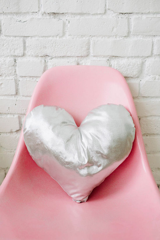 На кровати одна подушка сердце