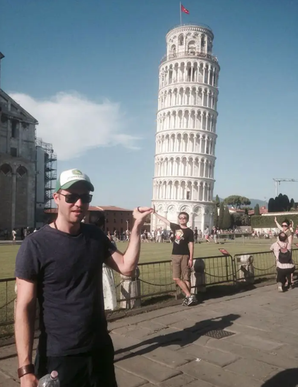Парень восхитительно троллит туристов у Пизанской башни Италия,Пизанская башня,юмор
