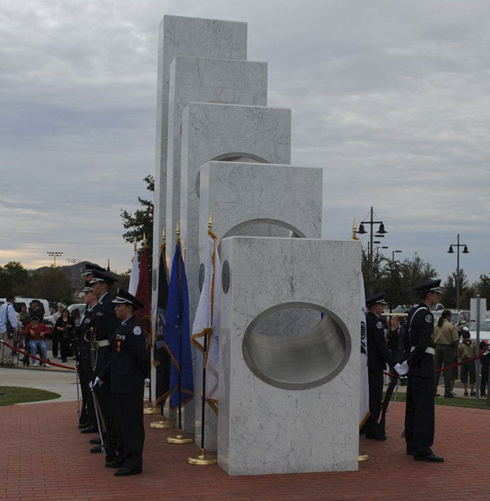 tolko-11-noyabrya-edinstvennyj-den-v-godu-kogda-solnce-velikolepno-osveshhaet-etot-memorial_003