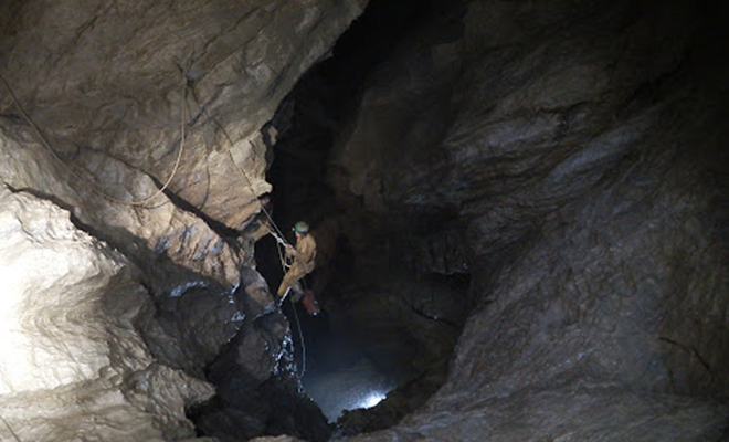 Спелеологи спустились в Абхазии в пещеру глубиной более двух километров. Путь вниз занял 7 дней: видео пещеры, спелеологи, метров, обнаружили, пещеру, жизни, экспедиция, только, глубине, самом, Последней, назвали, озеро, глубоководное, Около, КрубераИ, первой, после, берегах, второй