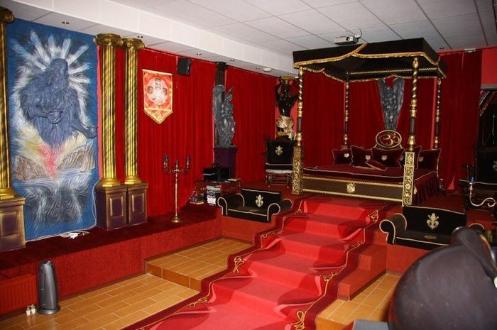 21 пример, когда ты Людовик XIV, но вынужден жить в хрущёвке 21 пример, когда ты Людовик XIV, но вынужден жить в хрущёвке