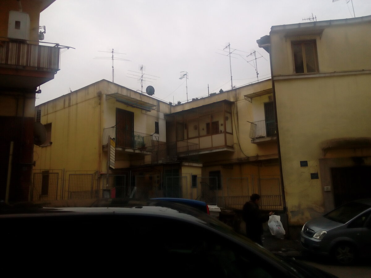 Нищета по-итальянски. Удивилась, когда увидела как живут обычные люди в Италии в окружении грязных подворотен Нищета по-итальянски. Удивилась, когда увидела как живут обычные люди в Италии в окружении грязных подворотен новости,события