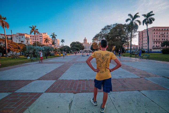 i-spent-20-days-in-cuba-documenting-the-life-of-local-people-16__880