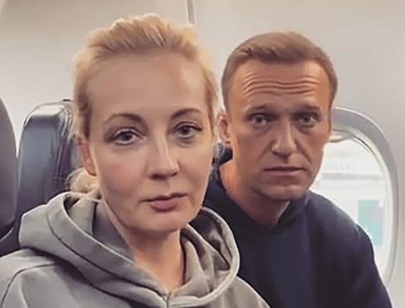 «Я надеюсь, что мы с вами долетим», заявил Навальный журналистам уже на борту самолета