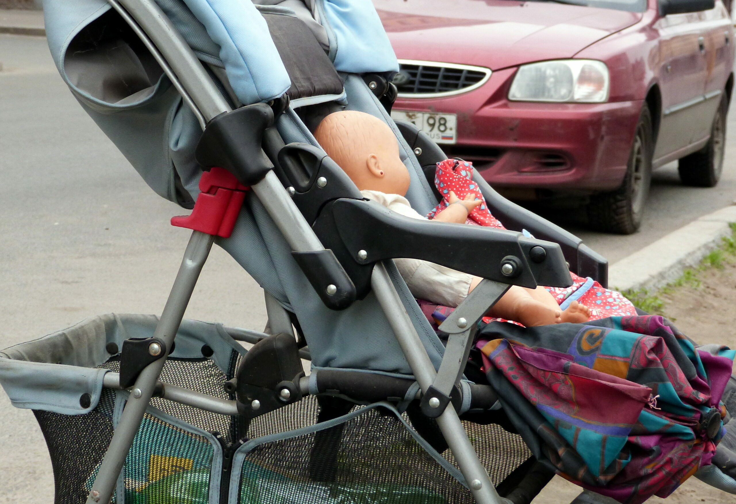 В Сосновом Бору водитель-мигрант сбил коляску с годовалой девочкой внутри