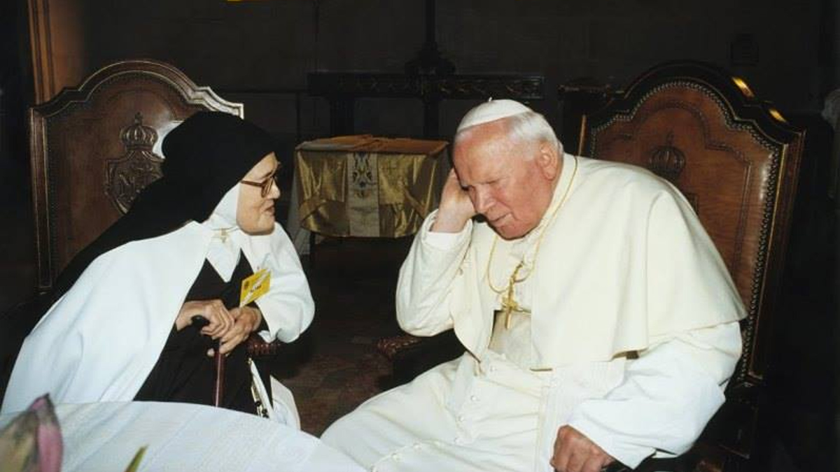 Монахиня Лусия беседует с Папой Римским. 